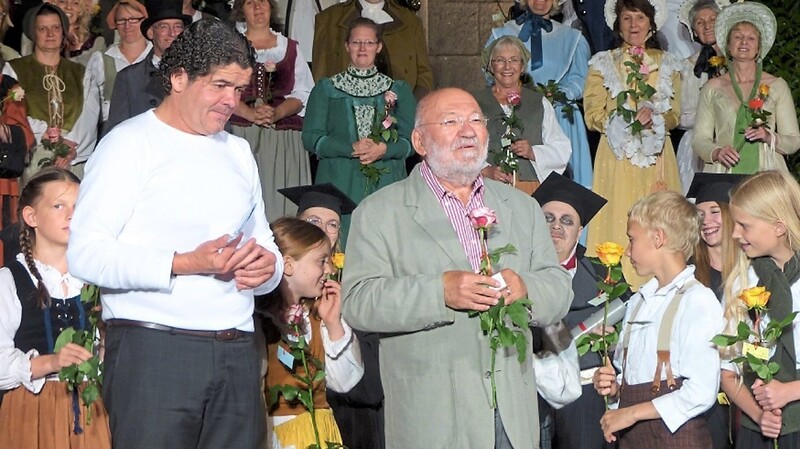 Größtes Lob gab es für Regisseur Wolfgang Folger (rechts) von dem Vorsitzenden des Festspielvereins, Martin Mühlbauer (links). Alle am Schauspiel beteiligten erhielten eine Rose.