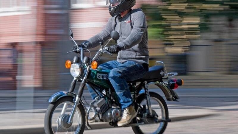 Das Mindestalter für den Moped-Führerschein liegt derzeit bei 16 Jahren.