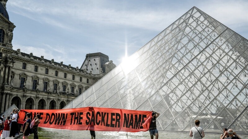 Aktivisten demonstrierten im Juli vor dem Louvre gegen die Verbindungen des Museums zur Pharmaunternehmer-Familie Sackler.