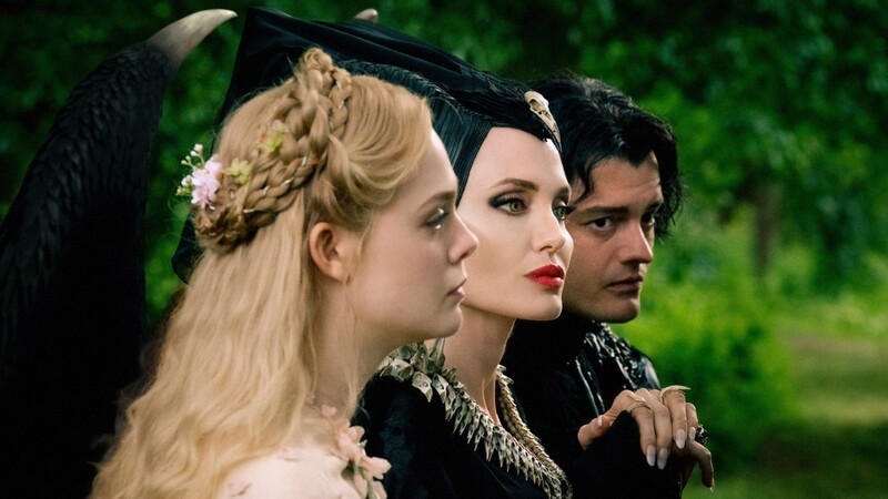 Aurora (Elle Fanning), Maleficient (Angelina Jolie) und Diaval (Sam Riley).