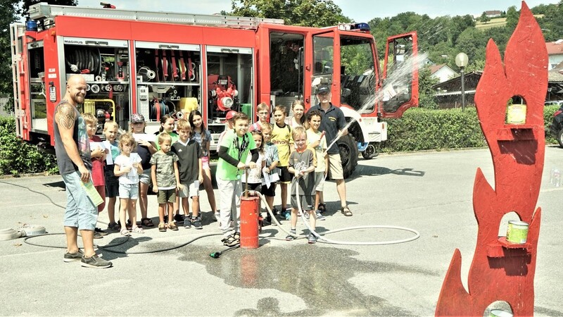 In Fischerdorf war Zielschießen mit dem Feuerwehrschlauch angesagt.