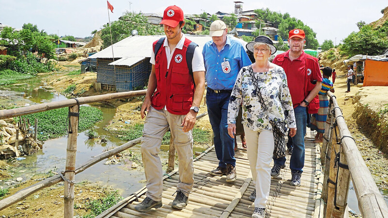 Begleitet von Delegierten des Deutschen Roten Kreuzes (DRK) und dem stellvertretenden Generalsekretär Johannes Richert (2. v. l.) besuchte DRK-Präsidentin Gerda Hasselfeldt das Flüchtlingslager in Bangladesch.  Fotos: ker