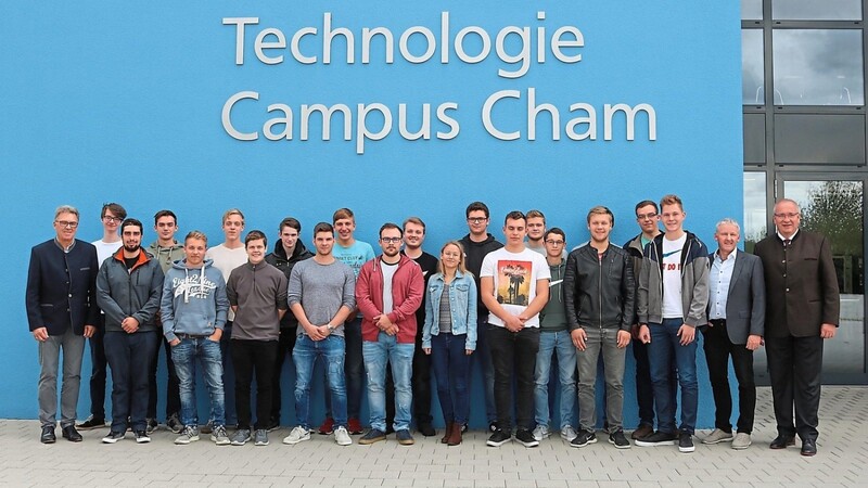 Campus-Führung, Vertreter von Stadt und Landkreis hießen die neuen Studenten am Technologie Campus Cham willkommen.