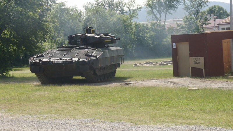 Der Schützenpanzer Puma rollt an.