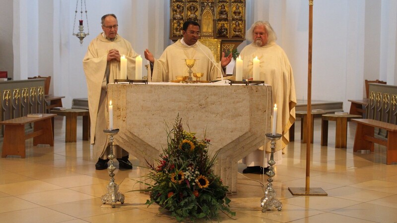 Pater Robin Xavier (Mitte) während des Gottesdienstes am Altar mit Pater Alois Gassner (links) und Stadtpfarrer Peter König.