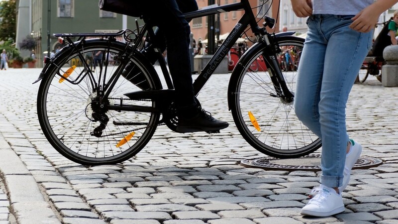 Ein vernünftiges Miteinander von Fußgängern und Radfahrern wäre die einfachste Lösung.