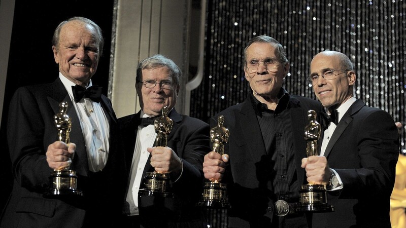 D.A. Pennebaker (Zweiter von links) zeigt mit (von links) George Stevens Jr., Hal Needham und Jeffrey Katzenberg seinen Oscar bei den Govenor Awards 2012.