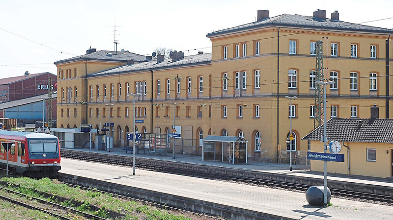 Viele Bahnpendler aus dem nördlichen Landkreis Landshut hoffen, schon bald von Ergoldsbach oder Neufahrn (unser Bild) aus mit dem Zug zum RVV-Tarif nach Regensburg fahren zu können.  Foto: rg