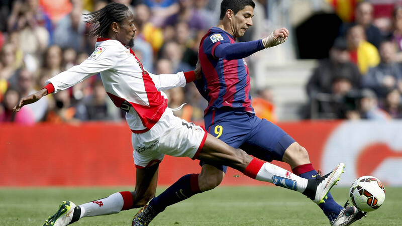 Abdoulaye Ba (li.) spielt mittlerweile für den spanischen Erstligisten Rayo Vallecano aus dem Madrider Stadtteil Vallecas. Hier ist er im Duell mit Barca-Stürmer Louis Suarez.