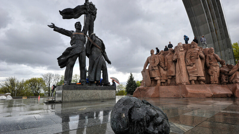 Blick auf das demontierte sowjetische Denkmal der ukrainisch-russischen Freundschaft, das 1982 als Symbol für die "Wiedervereinigung" in Kiew errichtet wurde.