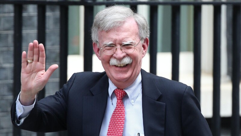 John Bolton versucht, Großbritannien außenpolitisch enger an die USA zu binden.