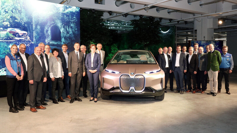 BMW-Werkleiterin Ilka Horstmeier (10. von links) begrüßte die Gäste und Gremiumsmitglieder rund um den Vorsitzenden Claus Girnghuber (8. von links) und ermöglichte den Unternehmern einen exklusiven Blick auf den "Vision iNEXT"