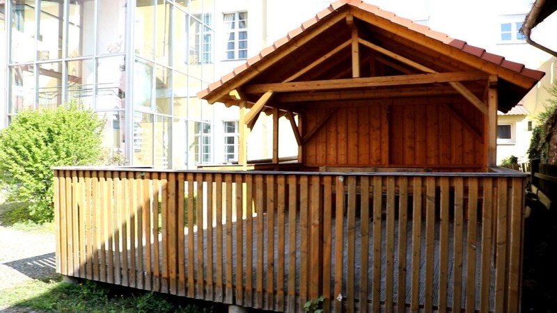 Im Sommer ein beliebter Treffpunkt: der von der KLJB bei der 72-Stunden-Aktion errichtete Holzpavillon im Pfarrgarten des Klosters in Oberalteich.