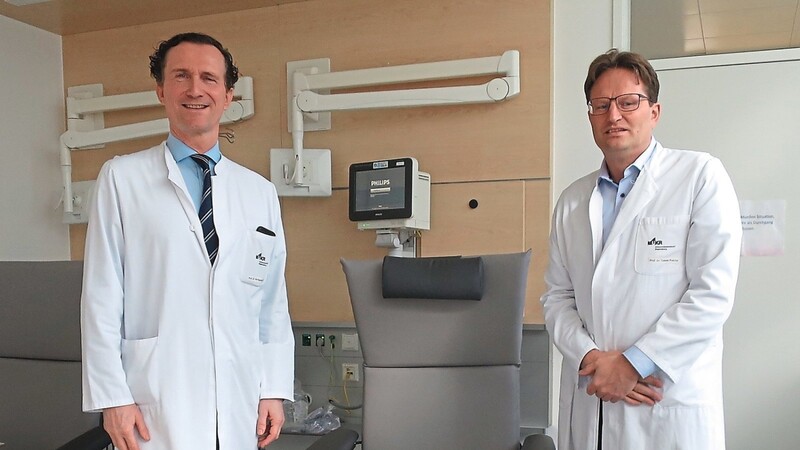 Professor Wolfgang Herr (links), Direktor der Inneren Medizin III am Uniklinikum und Professor Tobias Pukrop, Vorsitzender des Onkologischen Spitzenzentrums, sind stolz, dass Regensburg nun zum Nationalen Centrum für Tumorerkrankungen gehört.
