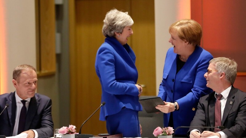 Theresa May (Mitte l.) und Angela Merkel (Mitte r.) sprechen vor dem offiziellen Abendessen des EU-Sondergipfels zum Brexit.