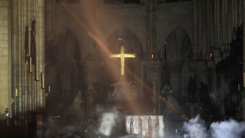 Die weltberühmte Kathedrale Notre-Dame de Paris trug bei dem Brand schwerste Schäden davon.