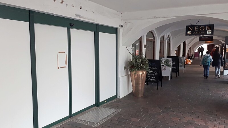 Noch sind die einstigen "Hussel"-Schaufensterflächen verschlossen, demnächst wird dort die Patisserie des Café Neon einziehen.