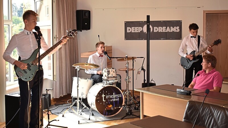 Die Schulband "Deep Dreams" der Mittelschule Mamming-Gottfrieding umrahmte die Festlichkeiten musikalisch.