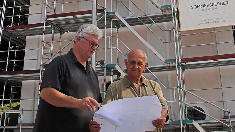 Kirchenpfleger Jürgen Stadler (l.) und Architekt Walter Pfleger begutachten die Pläne für die Steinfelskirche.
