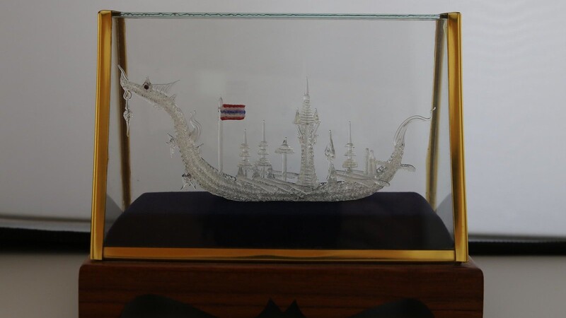 Das gläserne Modell eines Drachenboots.