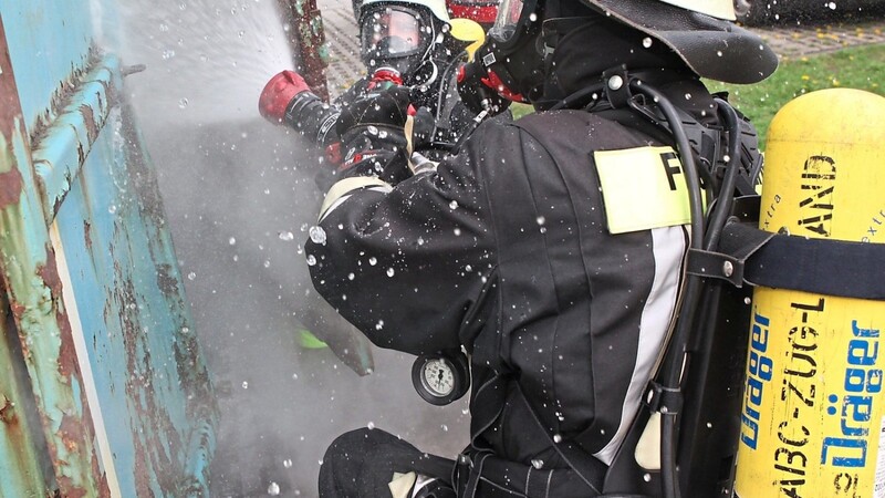 Für die Atemschutzgeräteträger der Feuerwehren im Landkreis Landshut ist der Brandübungscontainer eine Möglichkeit, das Vorgehen bei einem Brand unter realistischen Bedingungen zu üben.