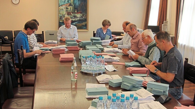 Im Sitzungssaal des Rathauses wurden unter Leitung von Florian Heigl die Stimmen der Briefwahl ausgezählt.