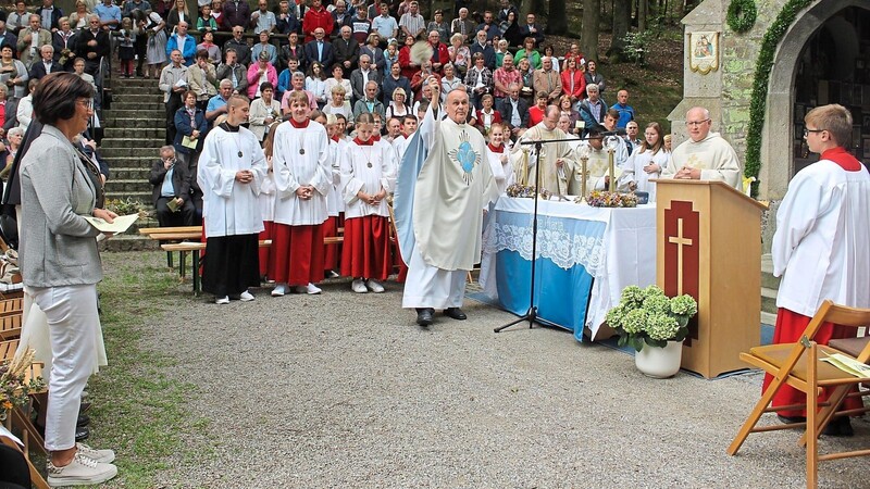 Prälat Bernhard Piendl segnete während der Messe die Kräuterbuschen.