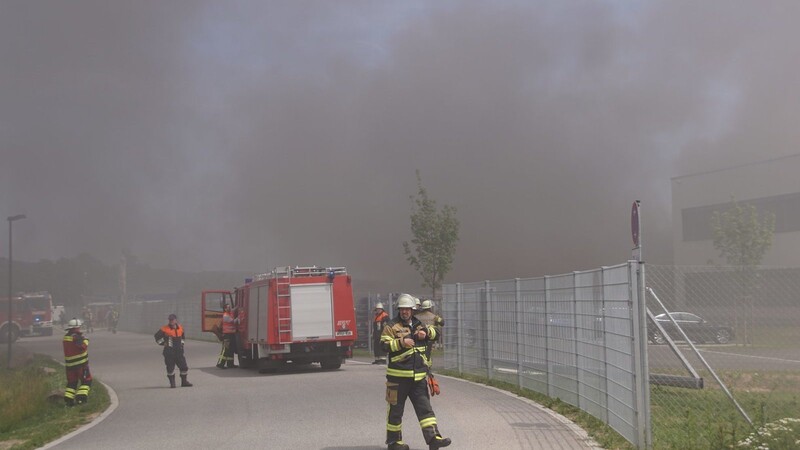 Dicke Rauchschwaden zogen am Dienstagnachmittag über den Gewerbepark Wörth/Wiesent.