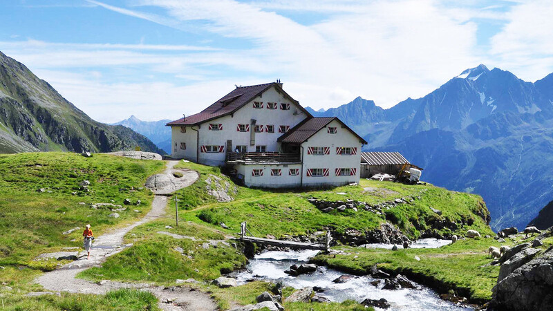 Viele Reisen führten ins Gebirge, unser Foto zeigt die Regensburger Hütte auf der Cislesalm in Gröden in den Südtiroler Dolomiten in einem früheren Bauzustand.