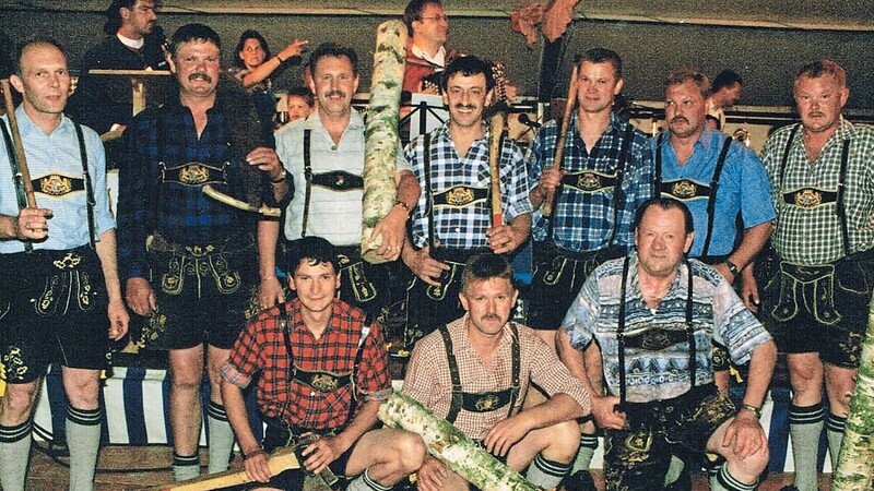 Die "Gründungs"-Plattlergruppe trat letztmalig 1999 beim Niederbayerischen Gautrachtenfest in Brennberg auf. Die "junge" Plattlergruppe tritt nun in die Fußstapfen ihrer Vorbilder.