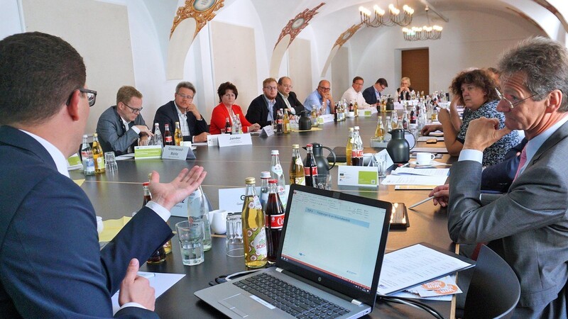 Das IHK-Gremium Kelheim rund um Vorsitzenden Michael Gammel (rechts) informierte sich auf seiner jüngsten Tagung im "Aventinum" in Abensberg über Wege der Personalgewinnung.