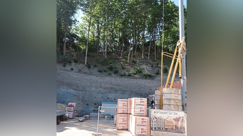 Am Hangwald entlang der Baustelle an der Schönbrunnerstraße hat der Bauherr zuviel abgegraben.