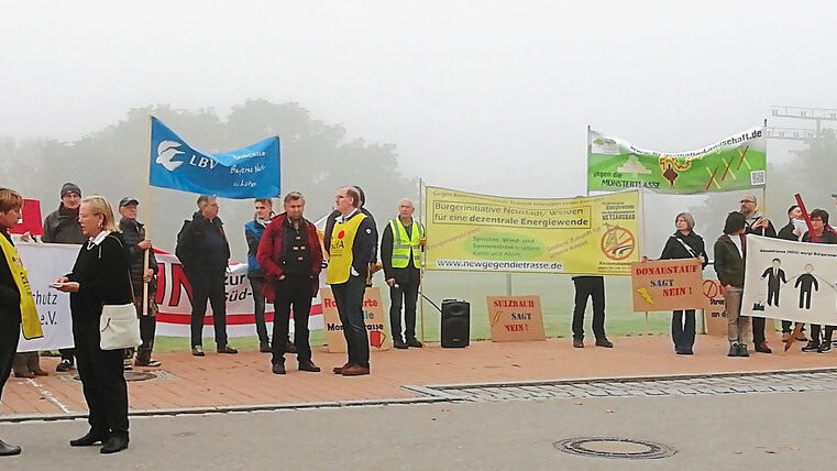 Bürgerinitiativen und Interessengruppen aus der Region haben am Dienstagmorgen vor der Jahnhalle in Regenstauf (Kreis Regensburg) gegen die geplante Gleichstromtrasse und für "eine echte Energiewende" demonstriert.