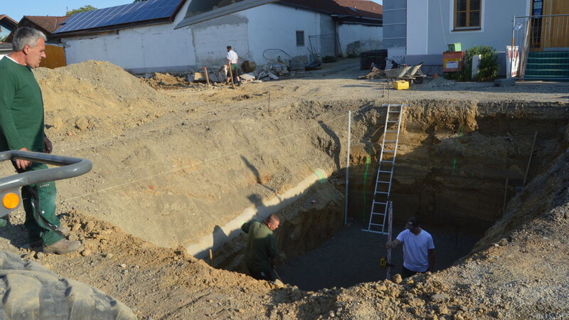 In diese Grube vor dem Bürgerhaus wurde die Technikkammer für den späteren Brunnen gehoben.