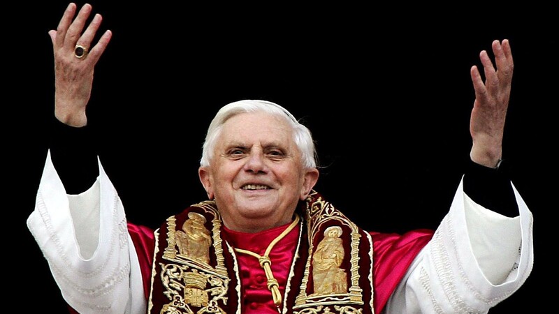 Papst Benedikt XVI. grüßt 2005 vom Balkon des Petersdoms die Menschen auf dem Petersplatz.