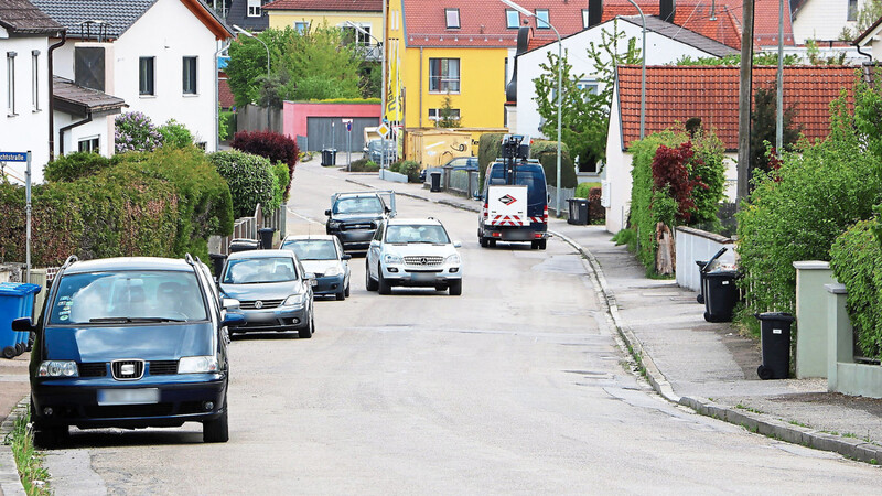 Weil bei der Nutzungsänderung eines Mehrfamilienhauses zusätzliche Stellplätze als kaum praktikabel ausgewiesen werden, befürchten die Stadtväter noch mehr parkende Autos auf der Ingolstädter Straße.