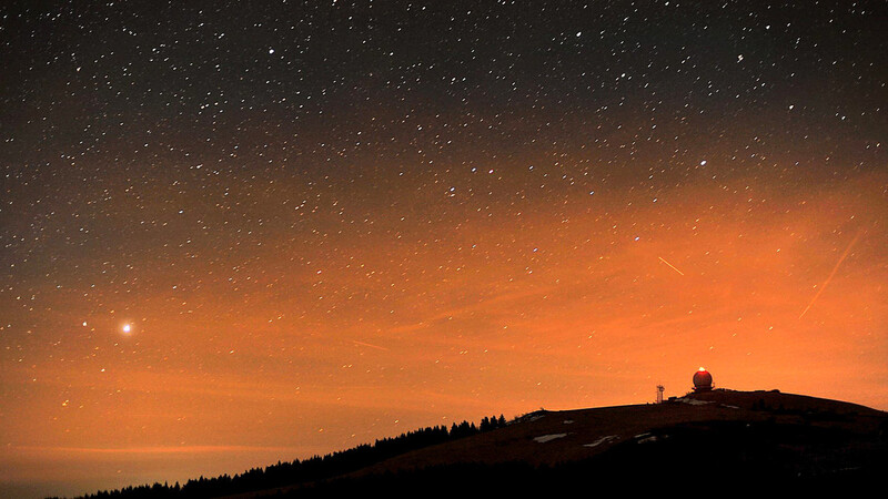 Die Nachtaufnahme zeigt einen Sternenhimmel über dem Biosphärenreservat Rhön, das im Dreiländereck von Hessen, Bayern und Thüringen liegt.