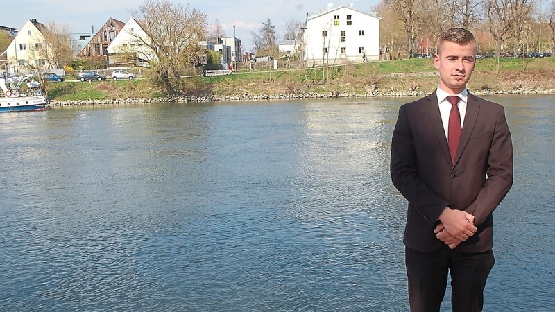 Bestattermeister Christian Handl mag die Atmosphäre am Fluss. Seit kurzem bietet er Donaubestattungen an - aus gesetzlichen Gründen ist das aber nicht überall erlaubt.