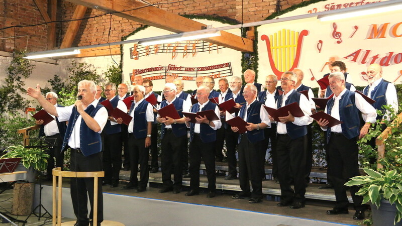 Der Altdorfer Männerchor begrüßte vier Gastchöre beim Sängerfest und stimmte auch selbst zahlreiche Lieder an.