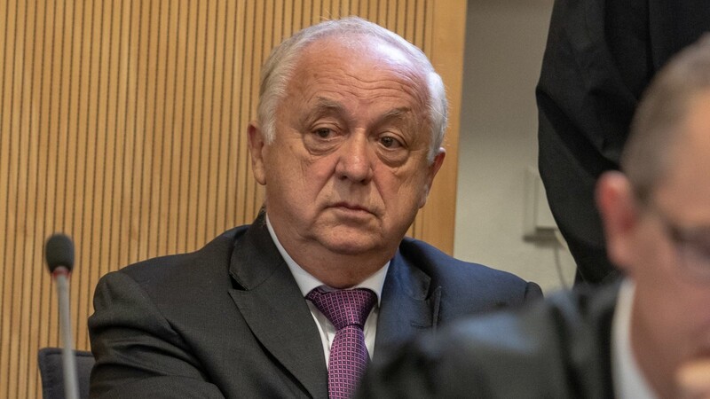 Norbert Hartl, ehemaliger Fraktionsvorsitzender der SPD im Regensburger Stadtrat, sitzt in dem Gerichtssaal