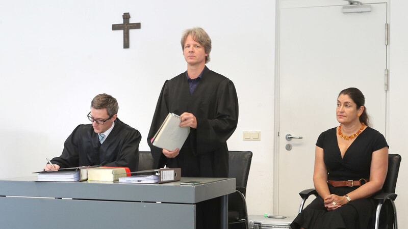 Stefanje Weinmayr mit ihren Anwälten Andreas Feuersinger (links) und Benno Ziegler.