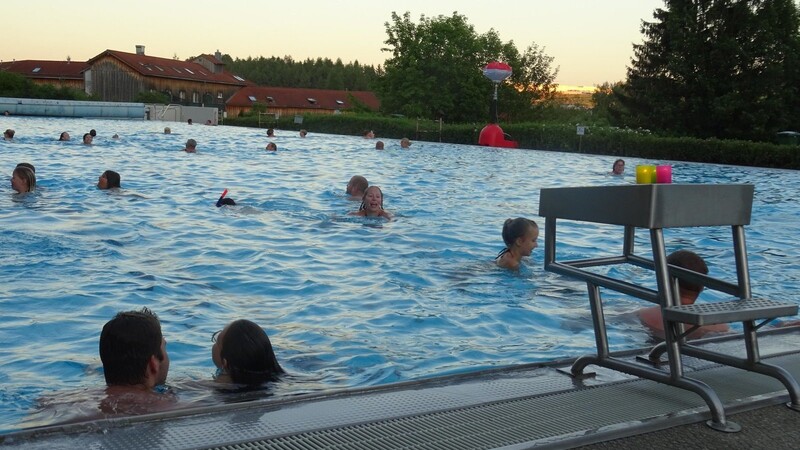 Neben dem beliebten Candlelight-Schwimmen wie hier zu sehen hat sich der Förderverein noch überlegt, um das Bad attraktiver zu machen. Ab Donnerstag bietet der Kneippverein Kurse an.