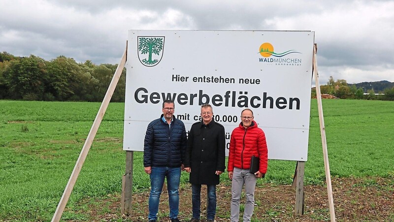 Bürgermeister Markus Ackermann (Mitte) und Kämmerer Thomas Vogl (rechts) freuen sich, dass Hans-Jürgen Bauer mit seiner Firma ins neue Gewerbegebiet "An der Regensburger Straße" zieht.