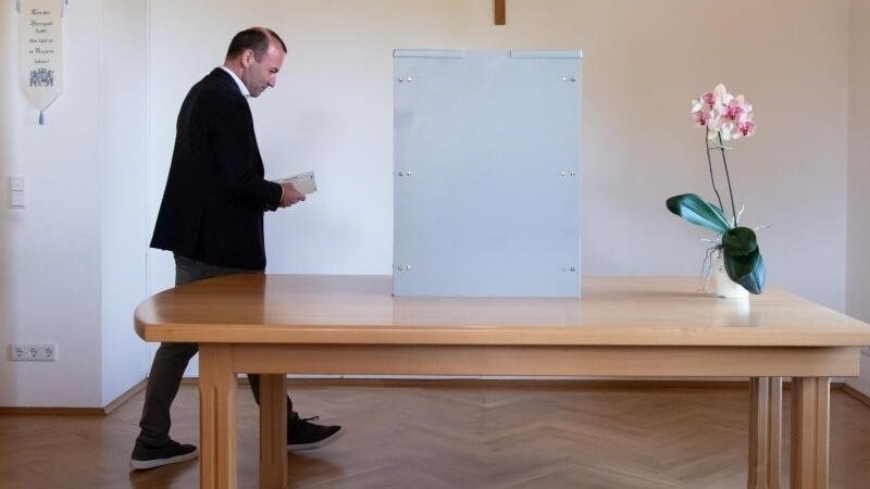 EVP-Spitzenkandidat Manfred Weber gibt im bayerischen Wildenberg seine Stimme ab.