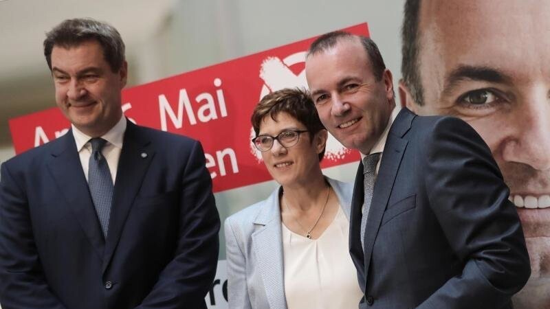 Das Lächeln wirkt eher angestrengt: Der CSU-Vorsitzende Markus Söder, CDU-Chefin Annegret Kramp-Karrenbauer und Manfred Weber (CSU), Spitzenkandidat der Union (v.l.) äußern sich zu den Wahlergebnissen.