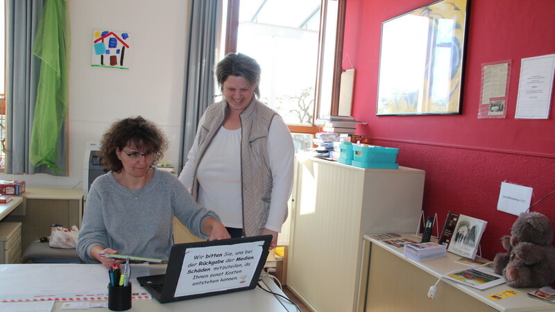 Viktoria Schmidt (links) zeigt Manuela Weber eine Bücherbestellung.