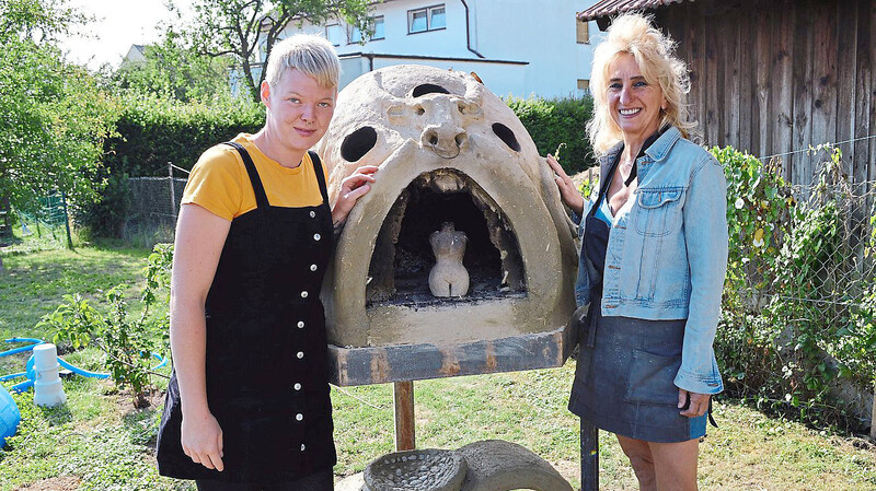 Im Garten von Sabine Haimerl (links) steht der von Katalin Bereckzki-Kossack und der Dorfgemeinschaft gestaltete Brotbackofen.
