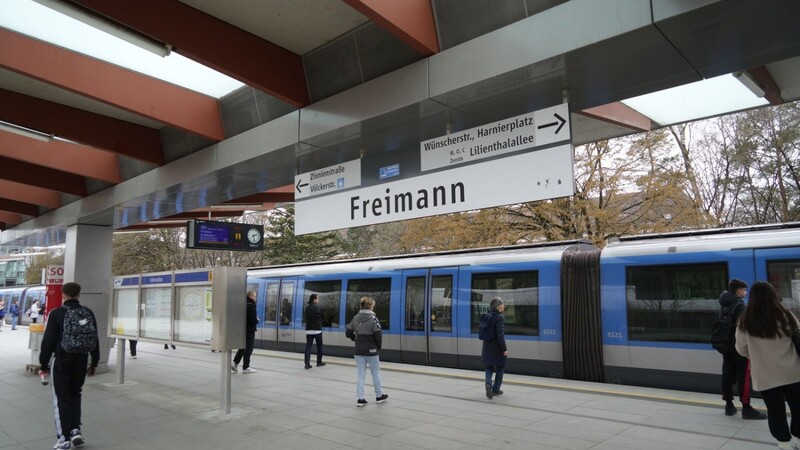 Am Bahnsteig der U Bahn-Station Freimann hat am Mittwochabend ein Betrunkener mit einer Schreckschusswaffe geschossen.