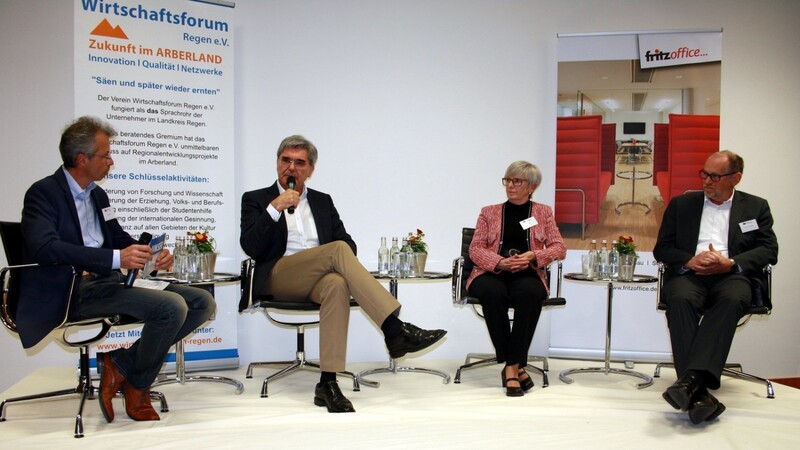 Christian Reim (v.li.) moderierte das Gespräch mit Landrätin Rita Röhrl, Joe Kaeser und Professor Peter Sperber.