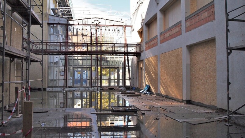 Sieht nach einem "Lost Place" aus, ist aber die Aula des Comenius-Altbaus. Die Stahlträger für das Dach befinden sich derzeit in der Werkstatt.